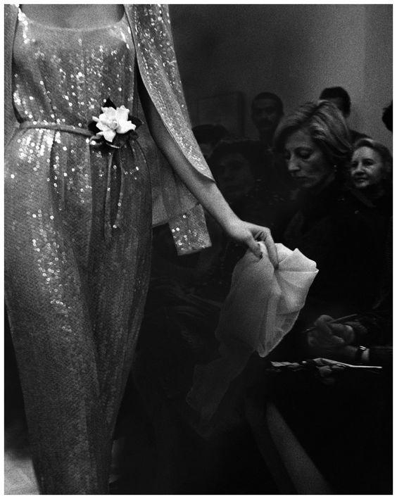 Une robe à sequins, Halston Vogue, March 01, 1974